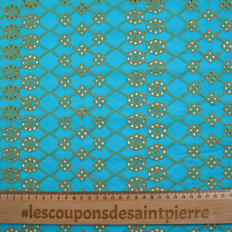 Broderie anglaise festonnée beige Clémence fond bleu azur