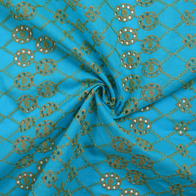 Broderie anglaise festonnée beige Clémence fond bleu azur