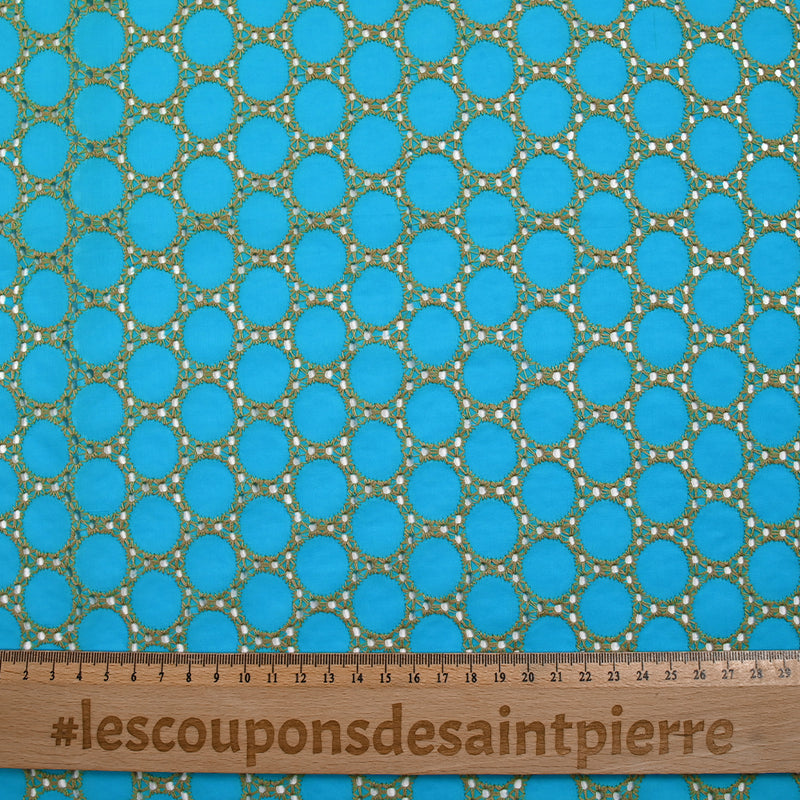 Broderie anglaise festonnée beige Aurélia fond bleu azur