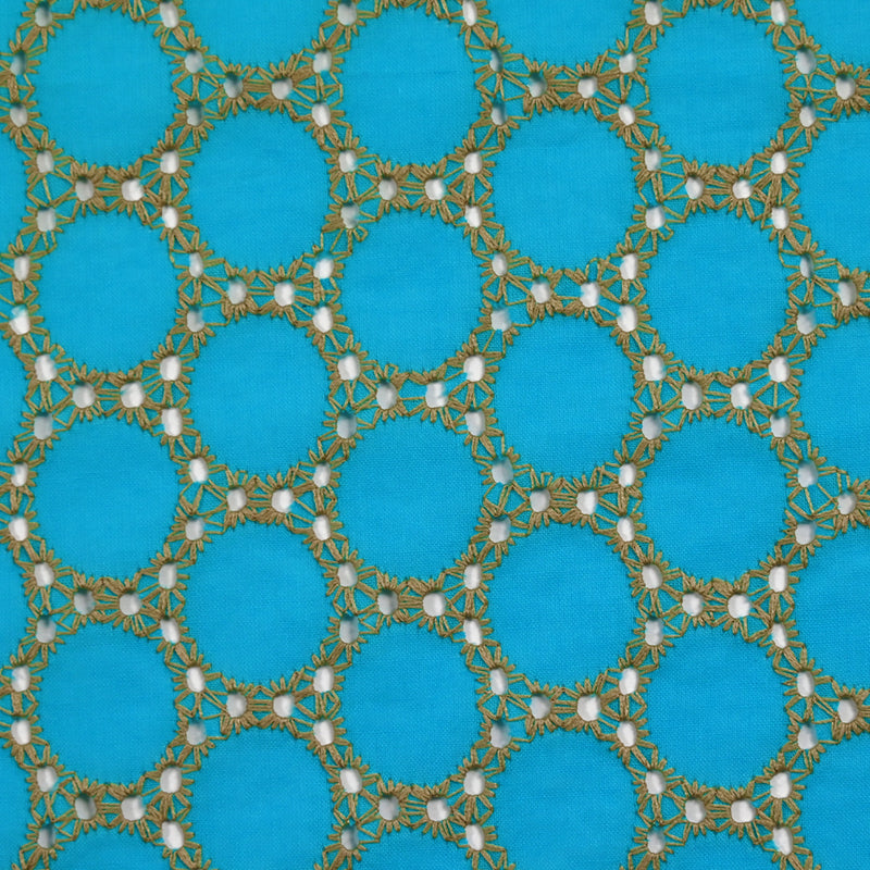 Broderie anglaise festonnée beige Aurélia fond bleu azur