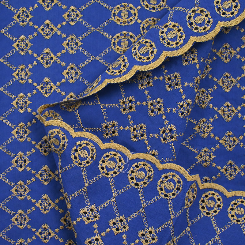 Broderie anglaise festonnée beige Clémence fond bleu roi