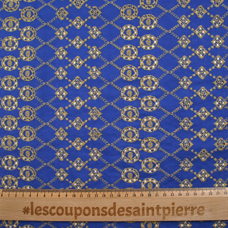 Broderie anglaise festonnée beige Clémence fond bleu roi