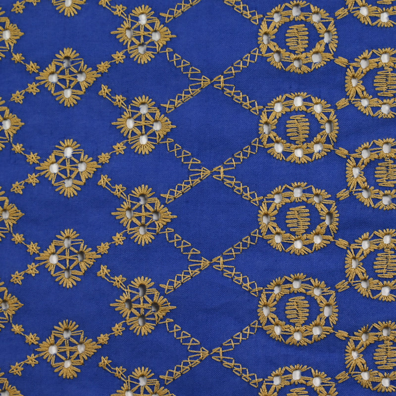 Broderie anglaise festonnée beige Clémence fond bleu roi