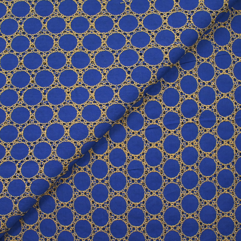 Broderie anglaise festonnée beige Aurélia fond bleu roi