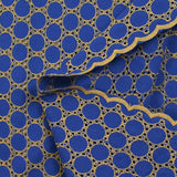 Broderie anglaise festonnée beige Aurélia fond bleu roi