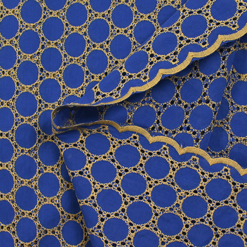 Broderie anglaise festonnée beige Aurélia fond bleu roi