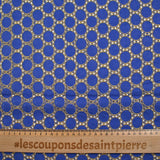 Broderie anglaise festonnée beige Aurélia fond bleu roi