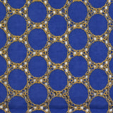 Broderie anglaise festonnée beige Aurélia fond bleu roi
