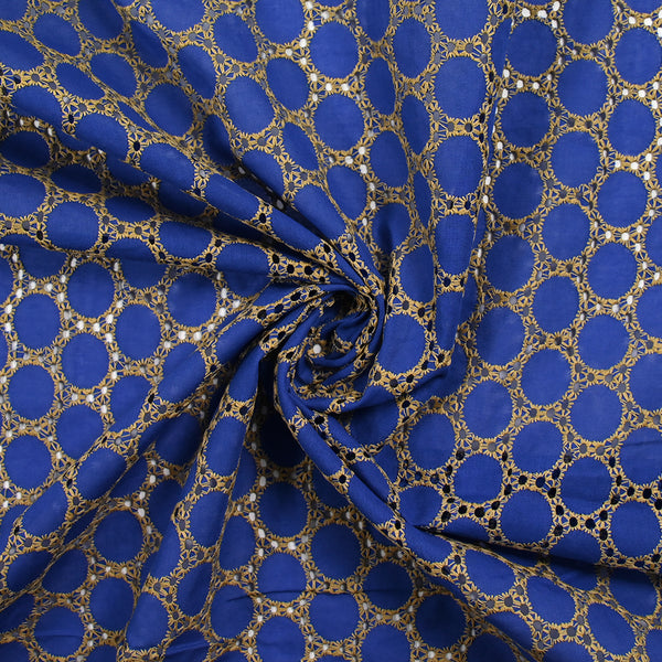 Broderie anglaise festonnée beige Aurélia fond bleu roi