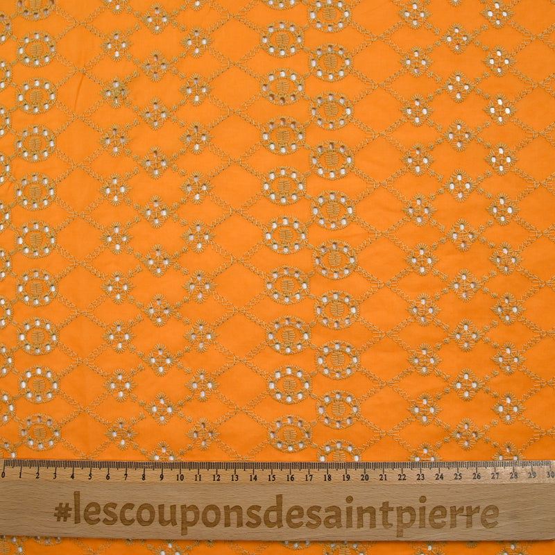 Broderie anglaise festonnée beige Clémence fond orange