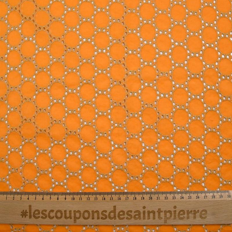 Broderie anglaise festonnée beige Aurélia fond orange
