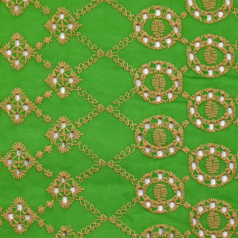 Broderie anglaise festonnée beige Clémence fond vert pomme