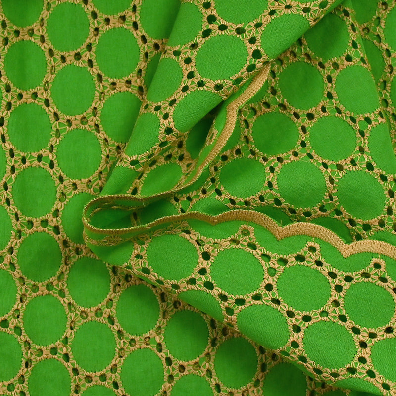 Broderie anglaise festonnée beige Aurélia fond vert pomme