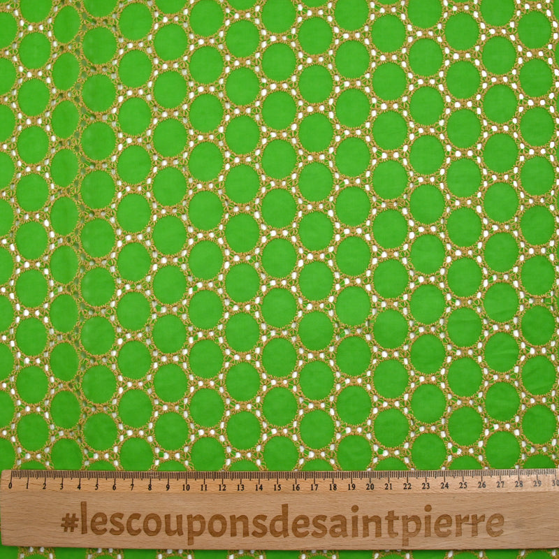 Broderie anglaise festonnée beige Aurélia fond vert pomme