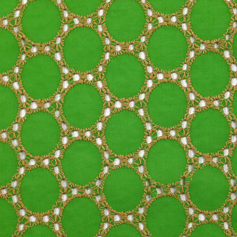 Broderie anglaise festonnée beige Aurélia fond vert pomme