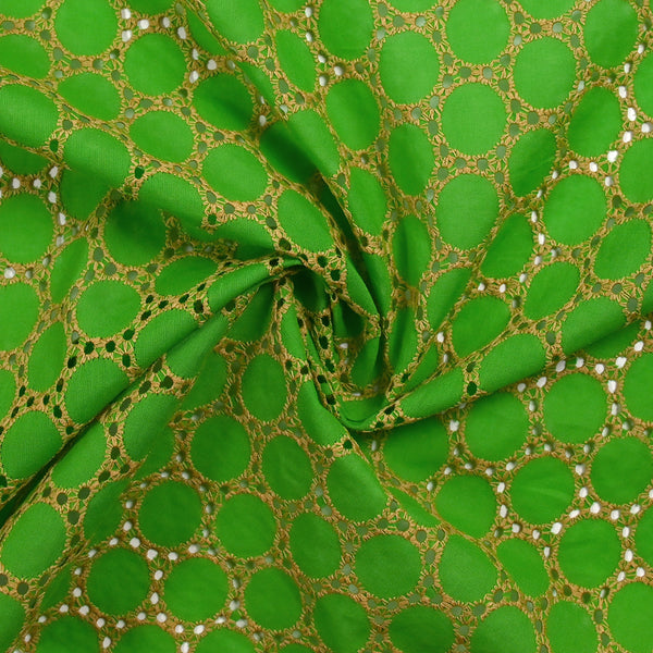 Broderie anglaise festonnée beige Aurélia fond vert pomme