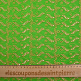 Broderie anglaise festonnée beige Éléonore fond vert pomme