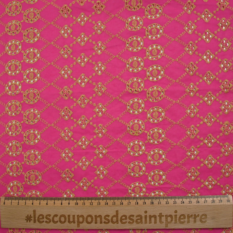 Broderie anglaise festonnée beige Clémence fond fuchsia