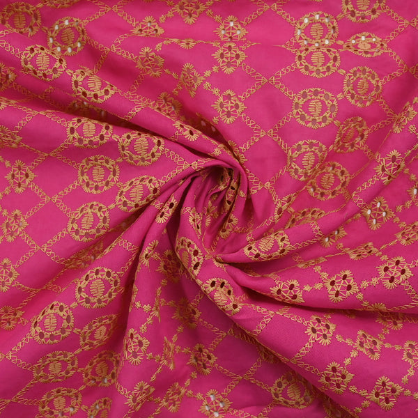 Broderie anglaise festonnée beige Clémence fond fuchsia