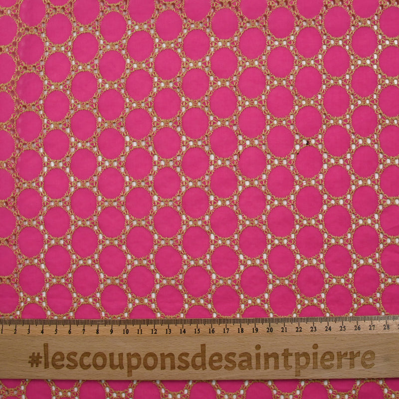 Broderie anglaise festonnée beige Aurélia fond fuchsia