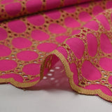 Broderie anglaise festonnée beige Aurélia fond fuchsia