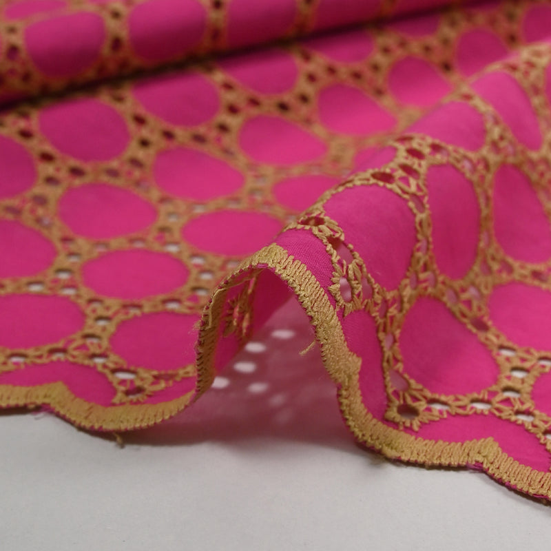 Broderie anglaise festonnée beige Aurélia fond fuchsia