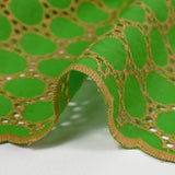 Broderie anglaise festonnée beige Aurélia fond vert pomme