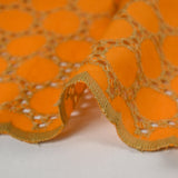 Broderie anglaise festonnée beige Aurélia fond orange