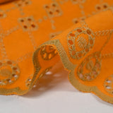 Broderie anglaise festonnée beige Clémence fond orange