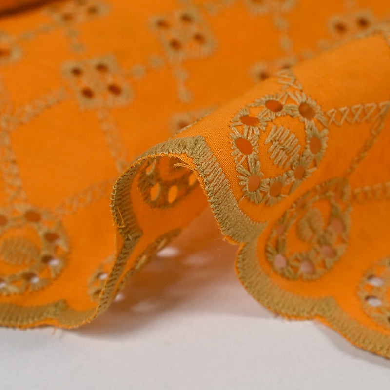Broderie anglaise festonnée beige Clémence fond orange