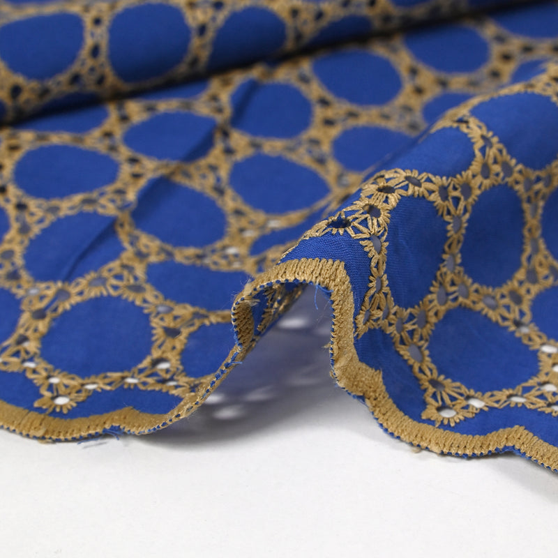 Broderie anglaise festonnée beige Aurélia fond bleu roi
