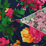 Viscose imprimée éclat de roses fuchsia et jaune fond marine