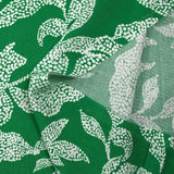 Viscose imprimée feuilles en pointillisme fond vert prairie