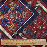 Mousseline imprimée bande satin moulures en carré fond bordeaux