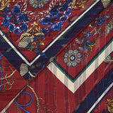 Mousseline imprimée bande satin moulures en carré fond bordeaux