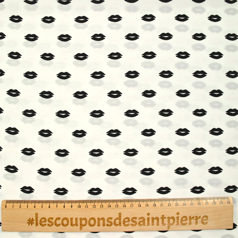 Crêpe de polyester bouche noir fond blanc