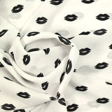 Crêpe de polyester bouche noir fond blanc
