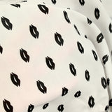 Crêpe de polyester bouche noir fond blanc