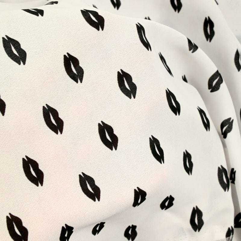 Crêpe de polyester bouche noir fond blanc