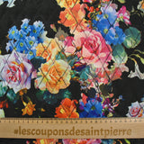 Matelassé imprimé fleurs colorées fond noir
