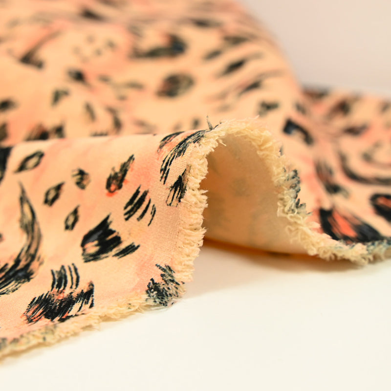 Crêpe lourd imprimé graou fond rose poudré