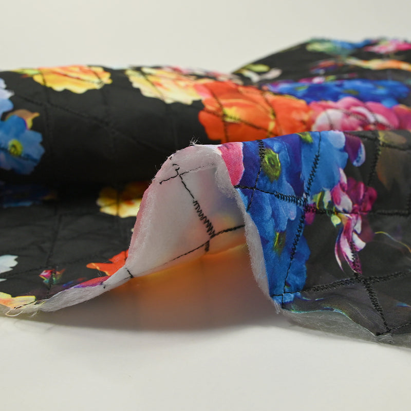 Matelassé imprimé fleurs colorées fond noir