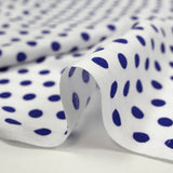 Viscose imprimée à pois 8mm indigo fond blanc