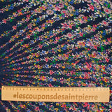Mousseline imprimée rayon de fleurs fond marine