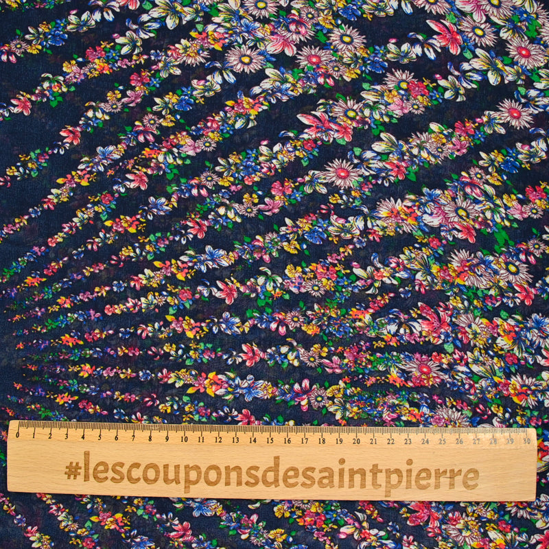 Mousseline imprimée rayon de fleurs fond marine