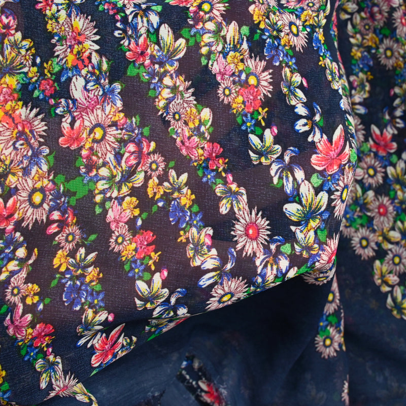 Mousseline imprimée rayon de fleurs fond marine