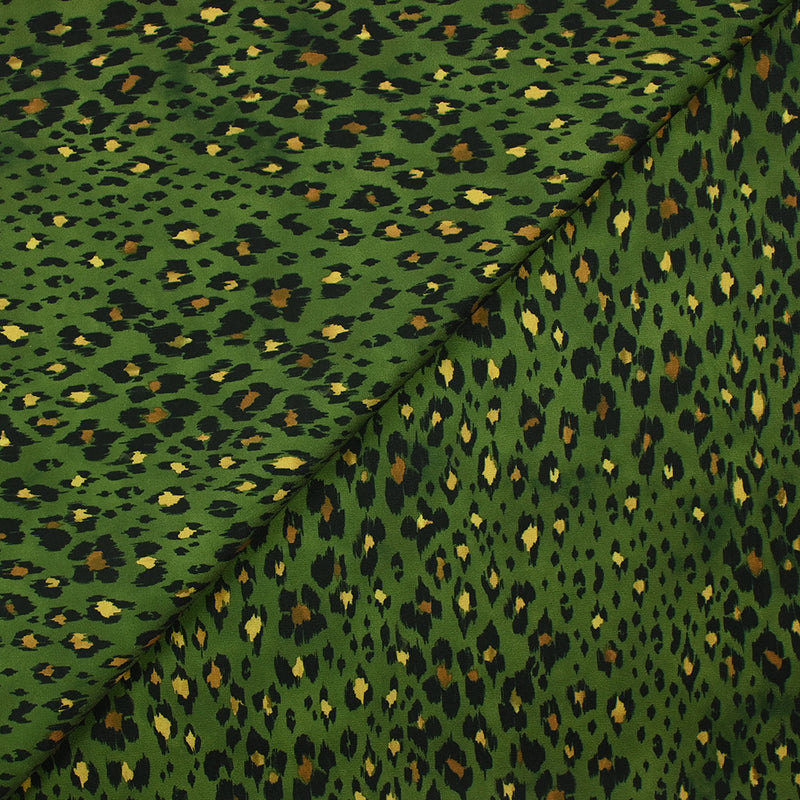 Heavy crêpe print leopard ocher green background frog