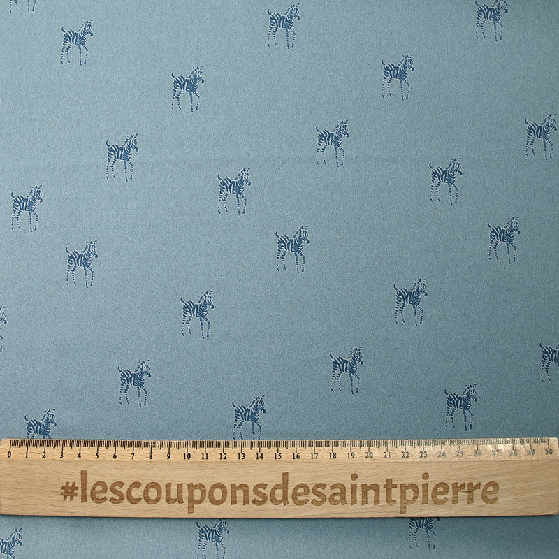 Crêpe satin de polyester imprimé zèbre fond bleu charrette