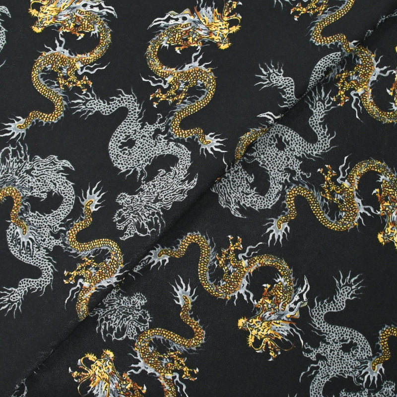 Satin de polyester mat imprimé serpent jaune et gris fond noir