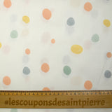 Coton imprimé à pois dessinés pastel fond blanc